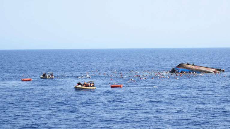 Δεκάδες νεκροί σε ναυάγιο με μετανάστες στην Αίγυπτο