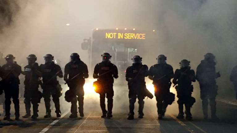 Οδομαχίες στη Β. Καρολίνα για τον θάνατο αφροαμερικανού από αστυνομικούς