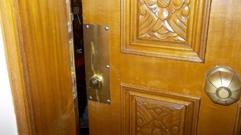 Ρόδος: Κλειδώθηκε έξω από το σπίτι και του άνοιξε... διαρρήκτης