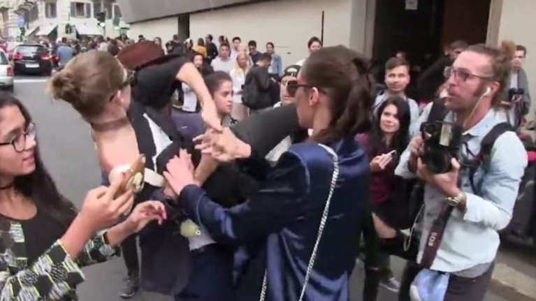 Θύμα επίθεσης από άγνωστο έπεσε η Τζίτζι Χαντίντ [Βίντεο]