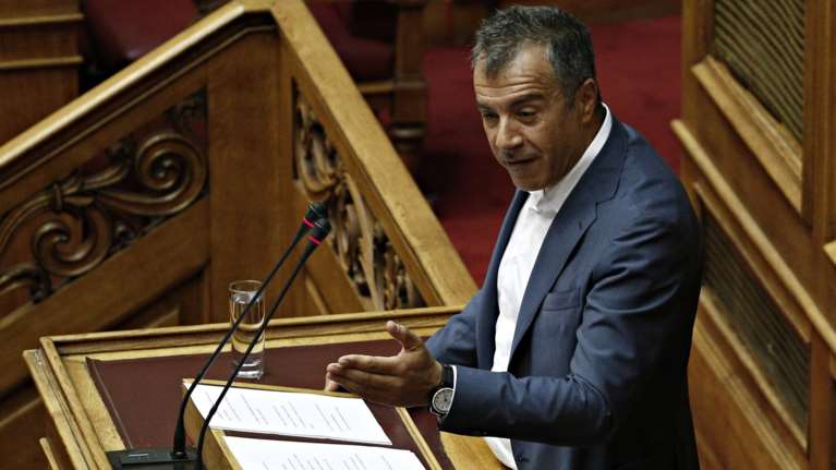 Στη Βουλή καλεί τον Τσίπρα για το θέμα των αδειών ο Στ.Θεοδωράκης