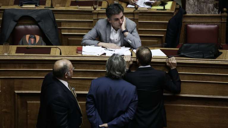 Αγωνία στην κυβέρνηση &amp; μασάζ βουλευτών για τις ΔΕΚΟ