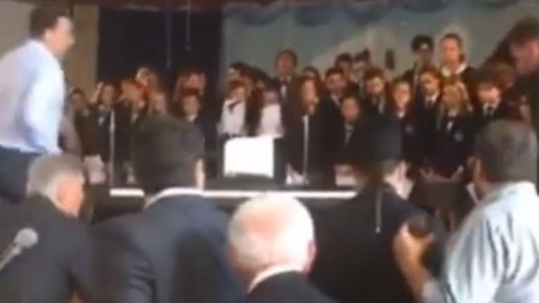 Μαθήτρια λιποθύμησε κατά τη διάρκεια ομιλίας του Τσίπρα στην Αστόρια-VIDEO