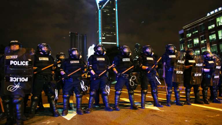 Απαγόρευση κυκλοφορίας και εθνοφρουρά στην Σάρλοτ