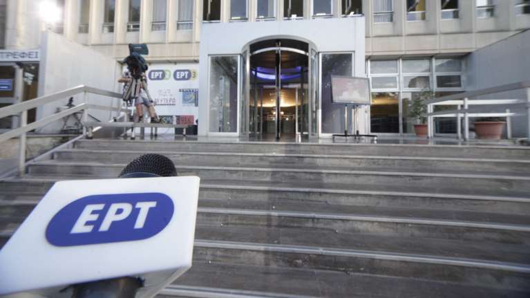 Σφοδρή πολιτική σύγκρουση για τις νέες προσλήψεις συμβασιούχων στην ΕΡΤ