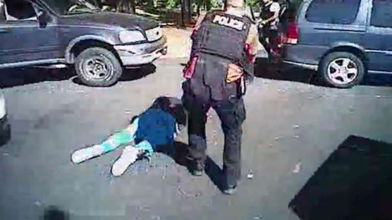 Η στιγμή που η αστυνομία πυροβολεί τον αφροαμερικανό στη Σάρλοτ των ΗΠΑ