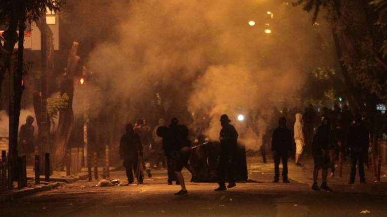 Επιδρομές με μολότοφ σε διμοιρίες των ΜΑΤ τη νύχτα