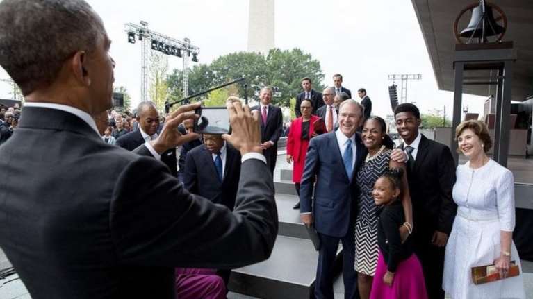 Οταν ο Μπους διέκοψε τον Ομπάμα για να τον βγάλει φωτογραφία με το κινητό!