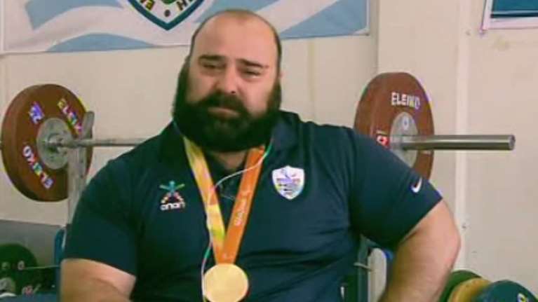 Ο γίγαντας Μάμαλος δακρύζει ζητώντας να δουλέψει