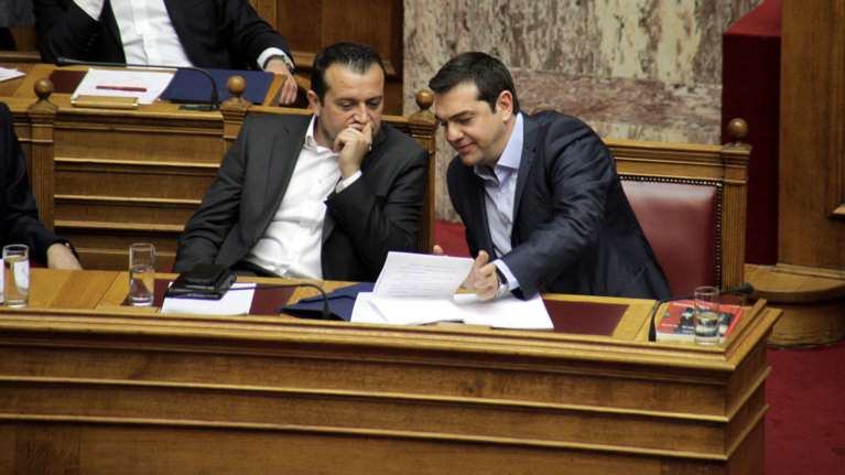 Το Μαξίμου ψάχνει «restart» στη σκιά γκάλοπ και Καλογρίτσα