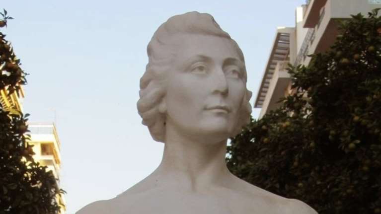 Αίσχος: Βανδάλισαν την προτομή της Λέλας Καραγιάννη