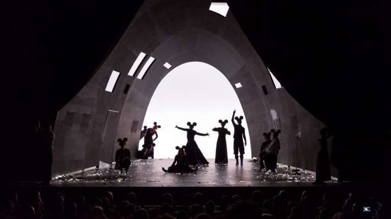 Ο Βυσσινόκηπος, ο Μίκι Μάους και ο Νίκος Καραθάνος