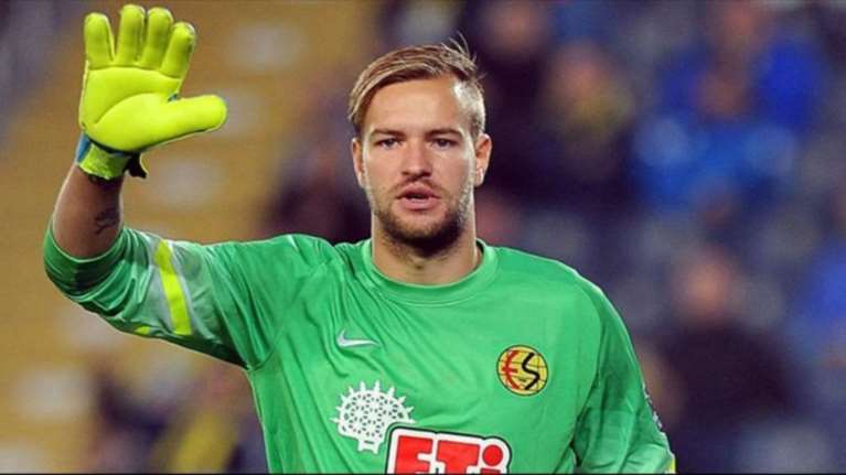 Γκολ μαγεία τερματοφύλακα:Το έβαλε από... το σπίτι του!