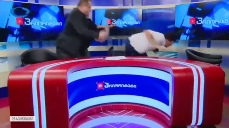 Γεωργία: Πάλι ξύλο υποψηφίων on camera [Βίντεο]