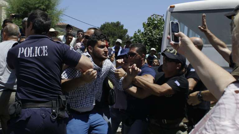Θερμά επεισόδια από Κρήτη έως Χίο για τους μετανάστες