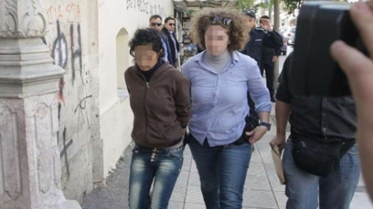 Μείωσαν την ποινή στη μητέρα που «έκαψε» το παιδί της