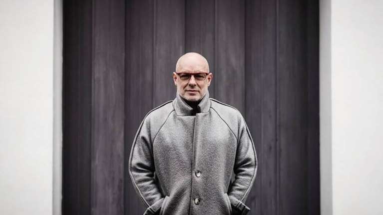 B.Eno:Ο παραγωγός του Bowie και των U2 έρχετα. Μια ματιά στη ζωή του