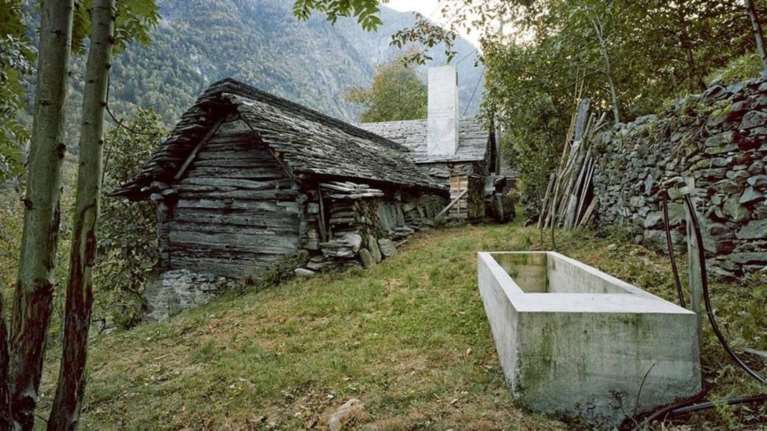 Αυτή η πέτρινη σπηλιά 200 ετών «κρύβει» μια εντυπωσιακή μίνιμαλ κατοικία