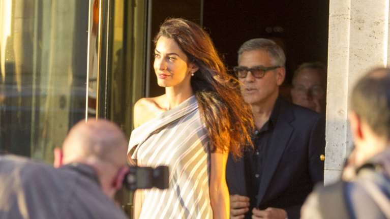 Η ασυνήθιστη εμφάνιση της Αμάλ Κλούνεϊ με δαντελένια φούστα στη Νέα Υόρκη