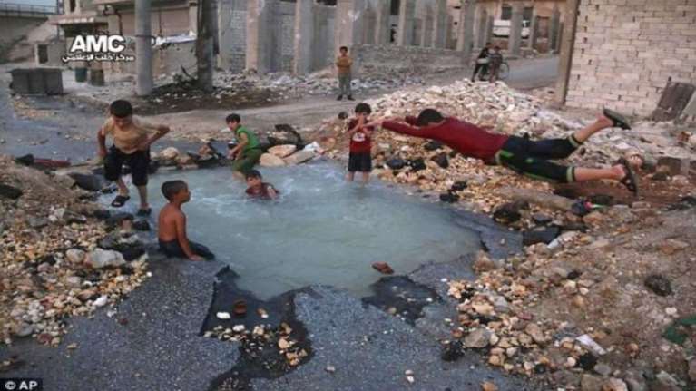 Συρία: Παιδιά κολυμπούν σε αυτοσχέδιες «πισίνες» από κρατήρες βομβών