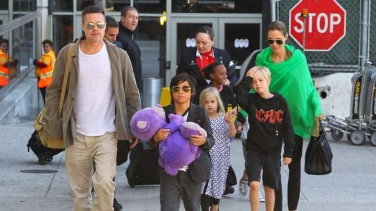 Η Αντζελίνα Τζολί πήρε προσωρινά την επιμέλεια των παιδιών