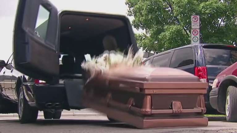 Έχασαν τον νεκρό από το φέρετρο λόγω... τσίπουρου!