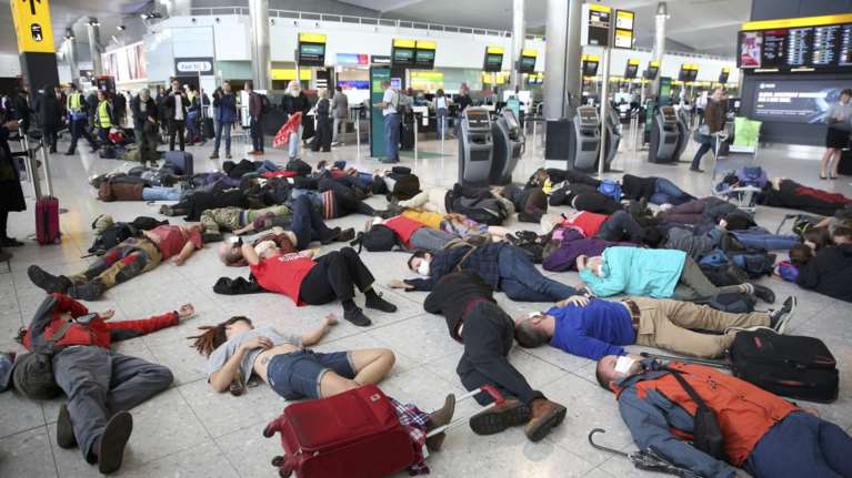 Διαδηλωτές έκαναν τους νεκρούς στο αεροδρόμιο Χίθροου