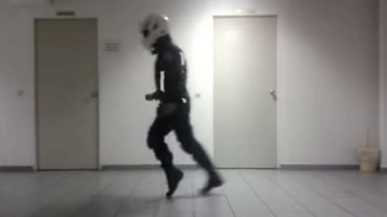 Αστυνομικός της ΔΙΑΣ χορεύει... Michael Jackson με στολή και κράνος