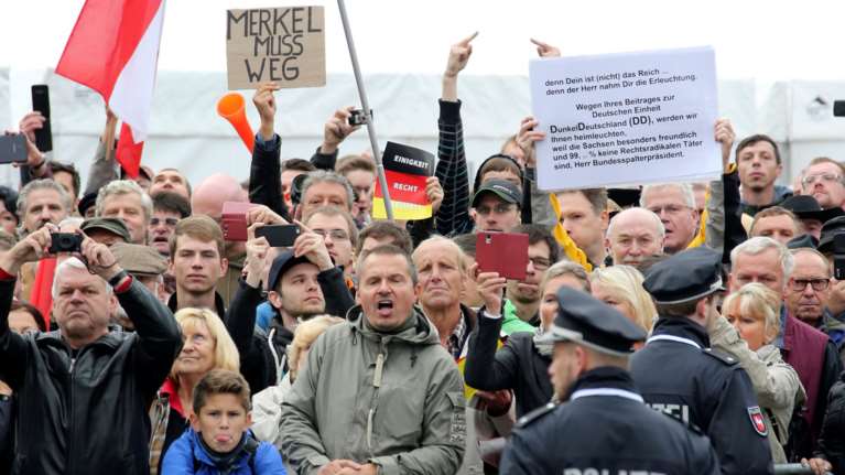 Γερμανοί ακροδεξιοί προπηλάκισαν Μέρκελ και Γκάουκ στην Δρέσδη