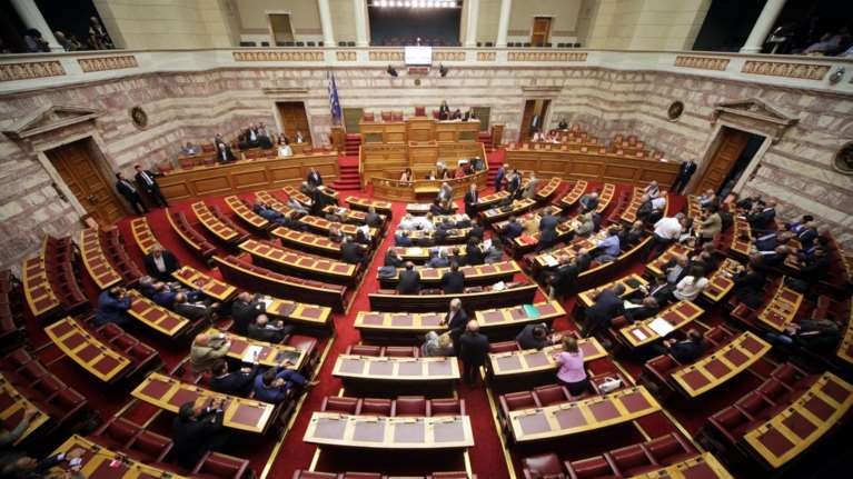 Ομοβροντία από την αντιπολίτευση για τα χημικά στους συνταξιούχους