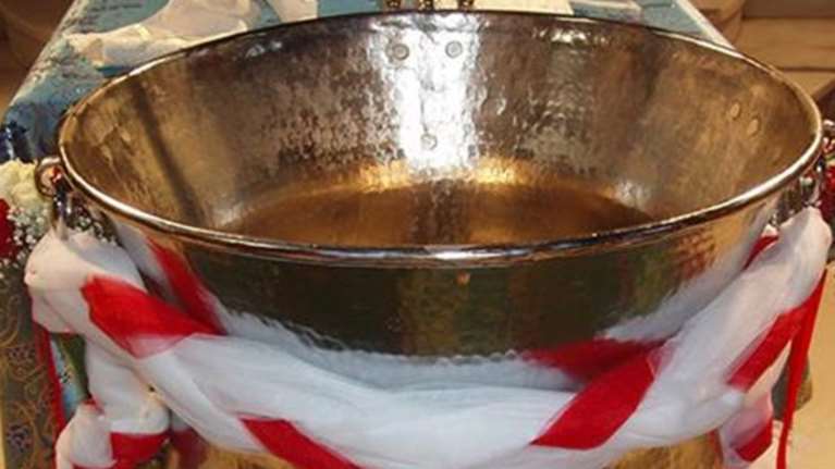 Διάβασε λίστα με τους εραστές της γυναίκας του στο τραπέζι της βάπτισης!