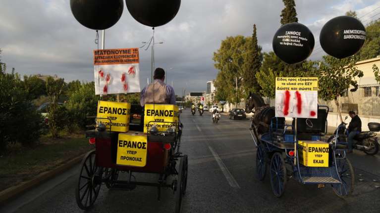 Με άλογα και μαύρα μπαλόνια στους δρόμους οι υγειονομικοί