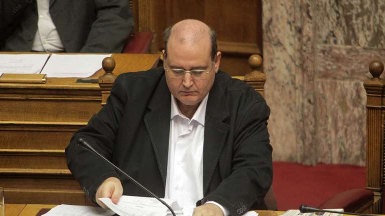 Νέα αναδίπλωση Φίλη στη Βουλή για την «ιερή» κόντρα με την εκκλησία