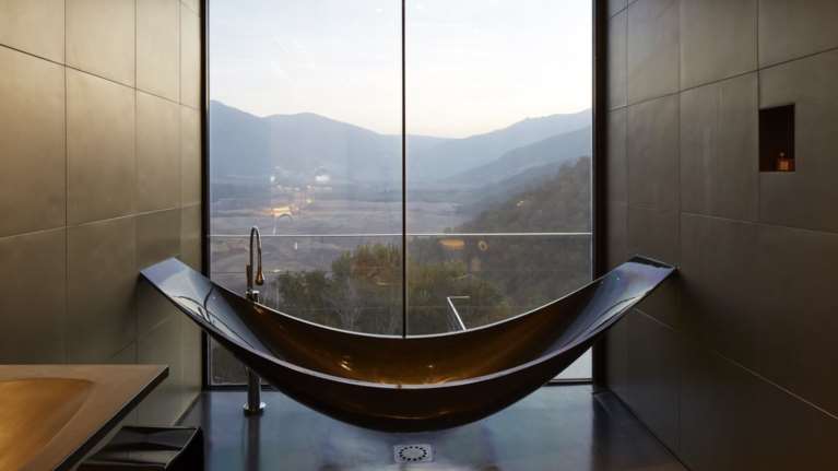 Τα 8 πιο... εξωφρενικά χλιδάτα μπάνια ξενοδοχείων στον κόσμο