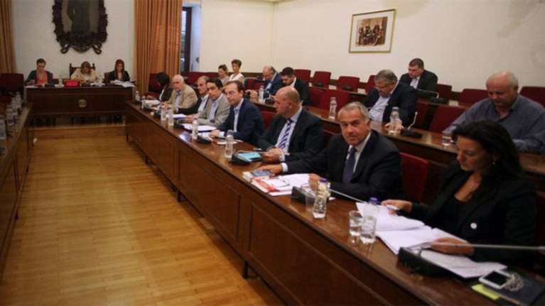 Απίστευτος διάλογος Βορίδη-Παππά στη Βουλή για τις άδειες