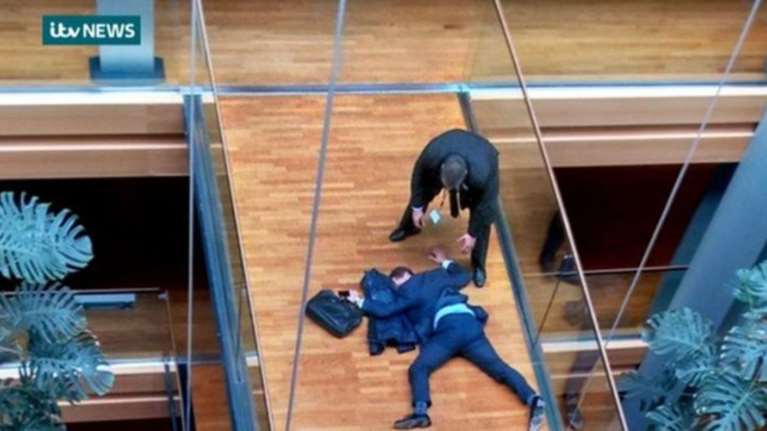 H στιγμή που o ευρωβουλευτης του Ukip δέχεται πρώτες βοήθειες-Βίντεο