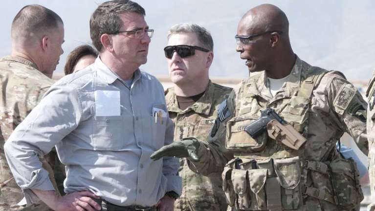 O αμερικανός στρατηγός Ρον Λιούις πλήρωνε για στριπτίζ με υπηρεσιακή κάρτα