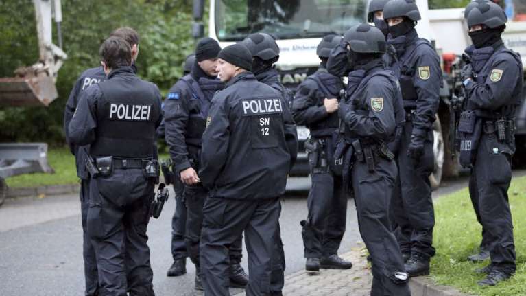 Νέες έφοδοι της αστυνομίας για τον 22χρονο Σύρο ύποπτο