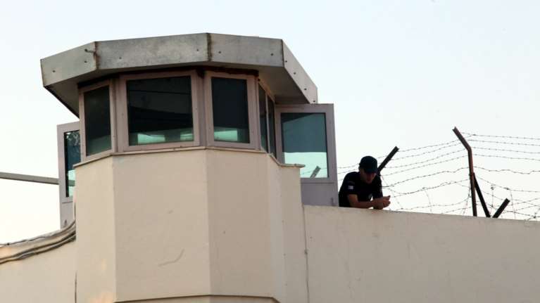 Ανατίναξαν με κιλό δυναμίτιδα το ΙΧ  αρχιφύλακα του Κορυδαλλού