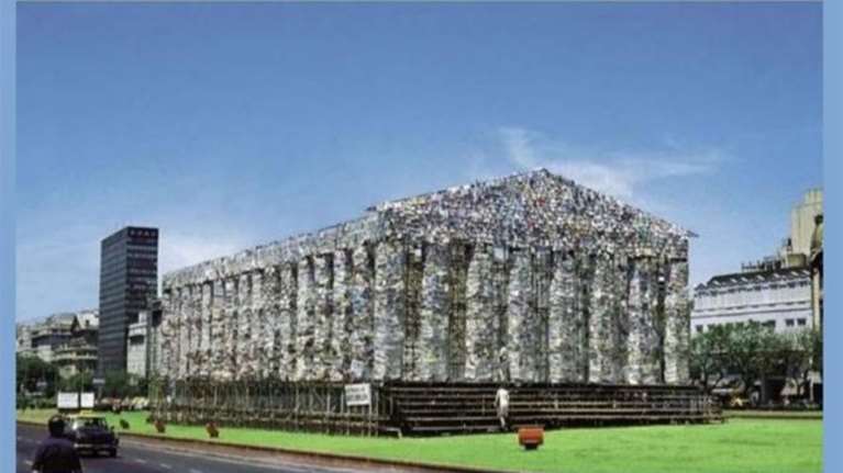 Aντίγραφο του Παρθενώνα από 100.000 λογοκριμένα βιβλία στήνεται στο Κάσελ