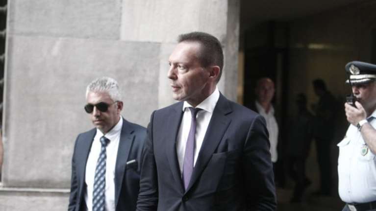 Ποιος παρακολουθεί με ποιον τρώει ο Στουρνάρας; απίστευτοι διάλογοι