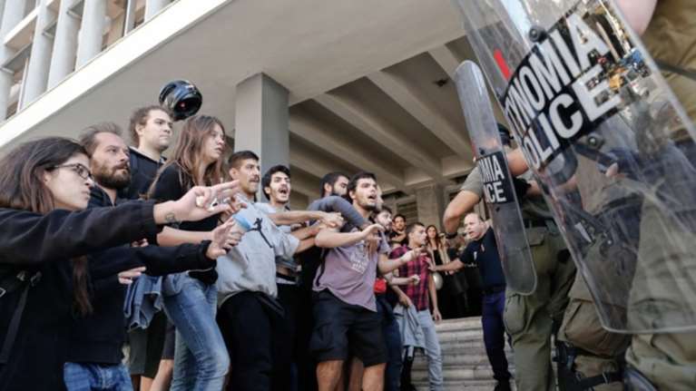 Αποχή των συμβολαιογράφων από τους πλειστηριασμούς
