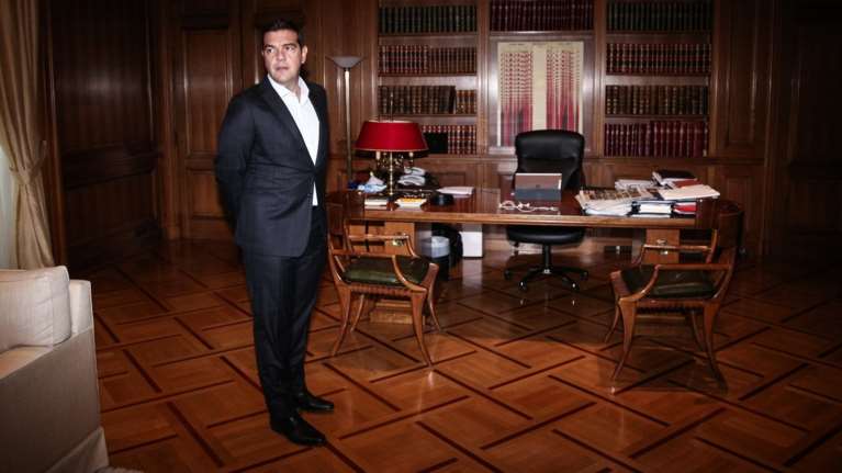 Το κοινωνικό κλίμα χαλάει το success story του Μαξίμου