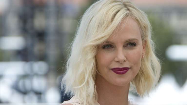 Σαρλίζ Θερόν: Υπάρχουν πρωινά που ξυπνάω και λέω «Θεέ μου, πώς είμαι έτσι;»