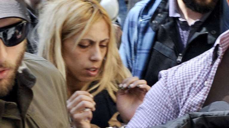 Μικρή Αννυ: Τι λέει η μητέρα μετά την αποφυλάκισή της