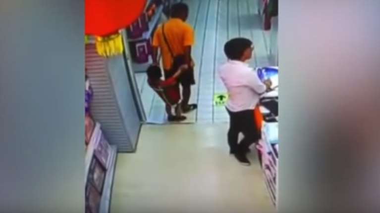 Ασύλληπτη τραγωδία:  Πέφτει πάνω στο παιδί του και το σκοτώνει!