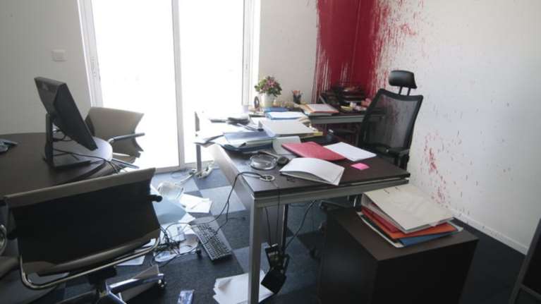 Ελεύθερα τα μέλη του Ρουβίκωνα που εισέβαλαν στην Attica Bank