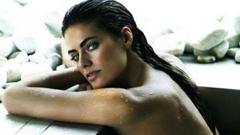 Σαν σταρ παλιάς εποχής: Η εγγονή του Αλέν Ντελόν μαγνητίζει με το βλέμμα