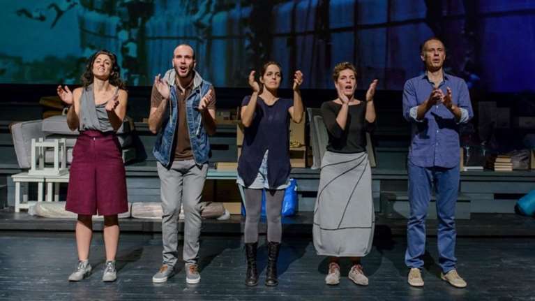 PHONE HOME - Μία τριεθνής θεατρική παράσταση ανεβαίνει στην Αθήνα