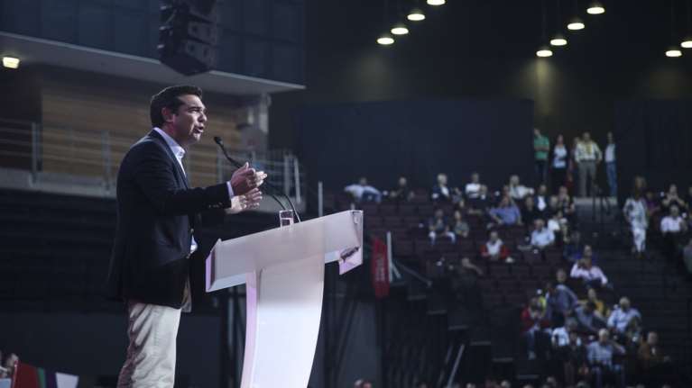 Μεταμεσονύκτια ένταση με παρ' ολίγον ακύρωση πρότασης Τσίπρα στο συνέδριο